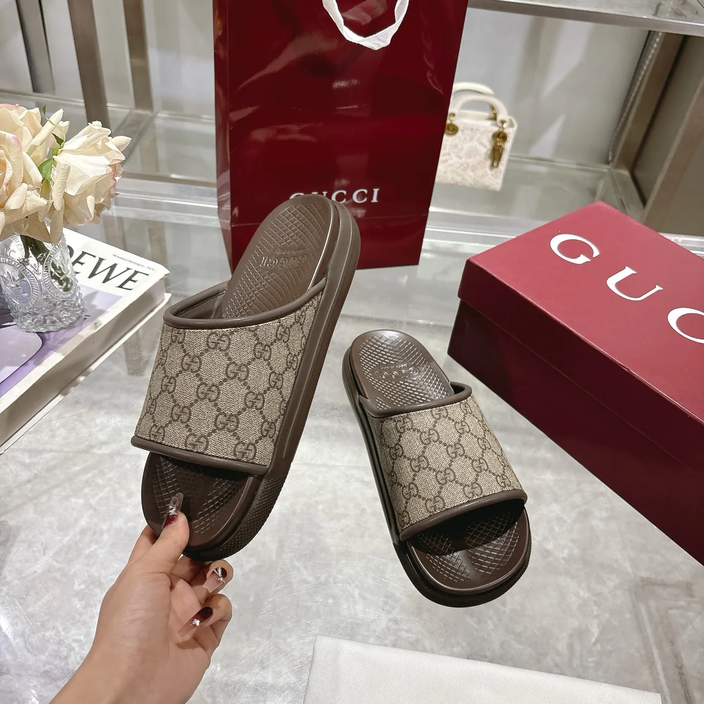 p400🐮🐮New summer men's slip-on slippers. Inspired by the summer spirit and beach clubs of the Italian coast, this piece is part of Gucci Lido. The Pre-Fall collection reinterprets the brand's signature elements and sophisticated patterns in a contemporary way. Made from black rubber, these flat sandals feature a slip-on design that reinterprets the brand's distinctive green and red web design. GG Classic Upper Men's Molded Rubber Footbed Gucci Logo Flat Made in Italy Size: Men's 40 to 47,